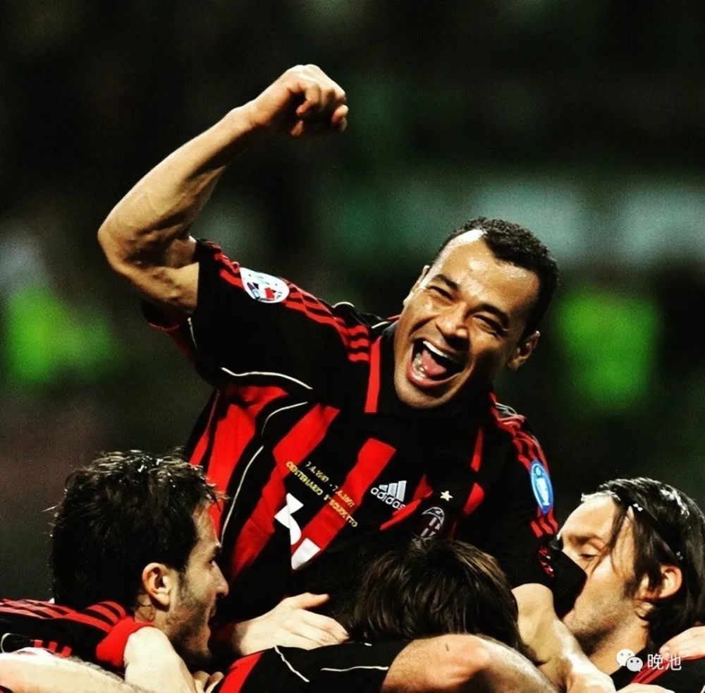 AC米兰训练开放日，清晨复出首秀引欢呼，欧冠在即，资深球员宣示担当的简单介绍-爱游戏在线入口